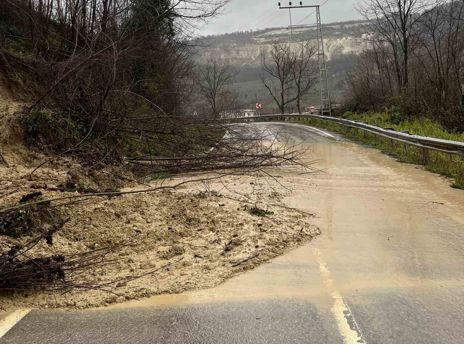 Ordu’da Ünye-Kumru bağlantı yolunda heyelan