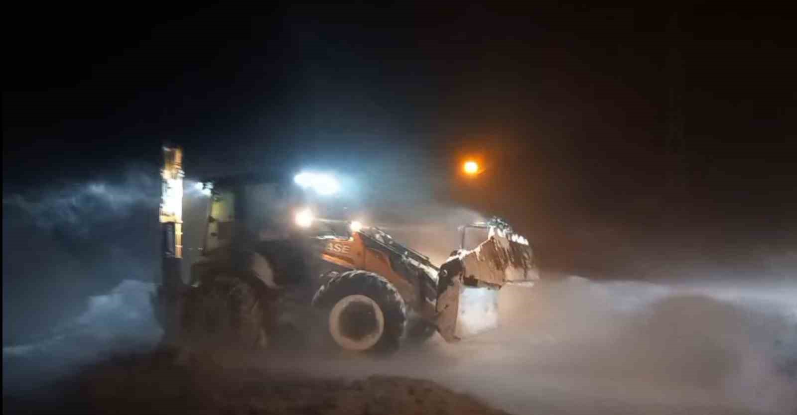 Bayburt’ta fırtına ve kar nedeniyle yolda kalan araçlar ekiplerce kurtarıldı