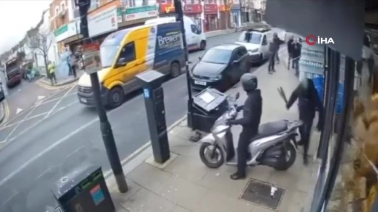 Londra’da Türk kuyumcu dükkanı palalı hırsızlar tarafından soyuldu