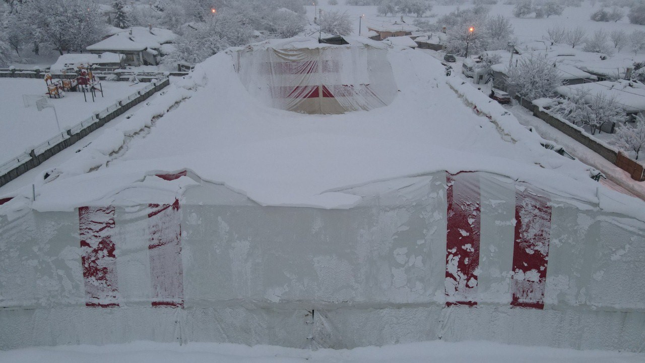 Erzincan’da kardan halı sahanın brandası çöktü