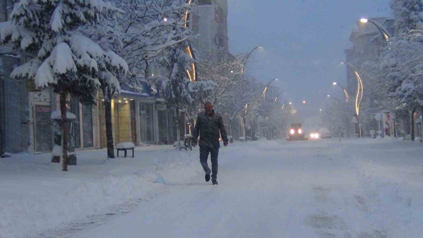 Kars’ta eğitime kar engeli: 40 santimetre kar yağdı!