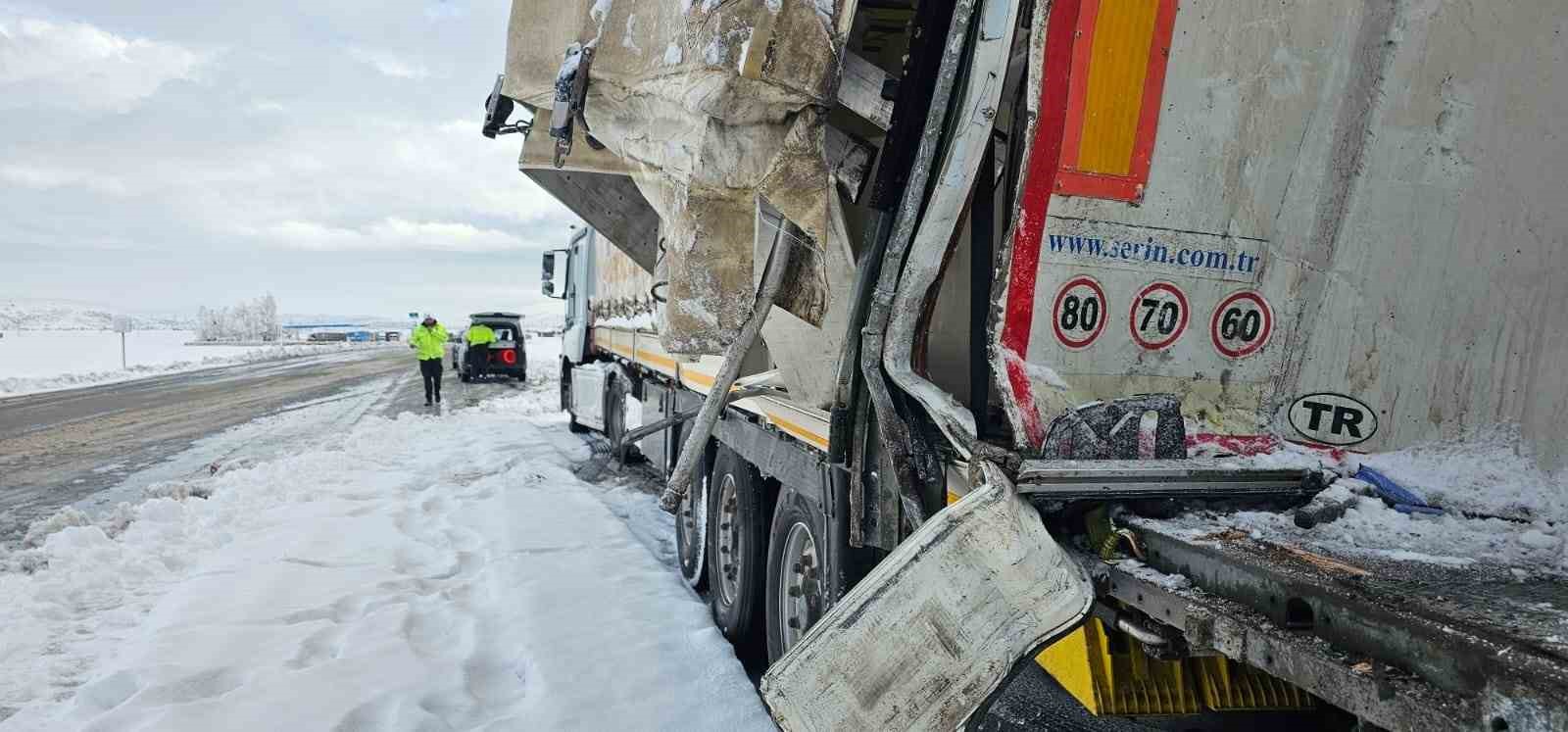 Adilcevaz’da tırlar çarpıştı