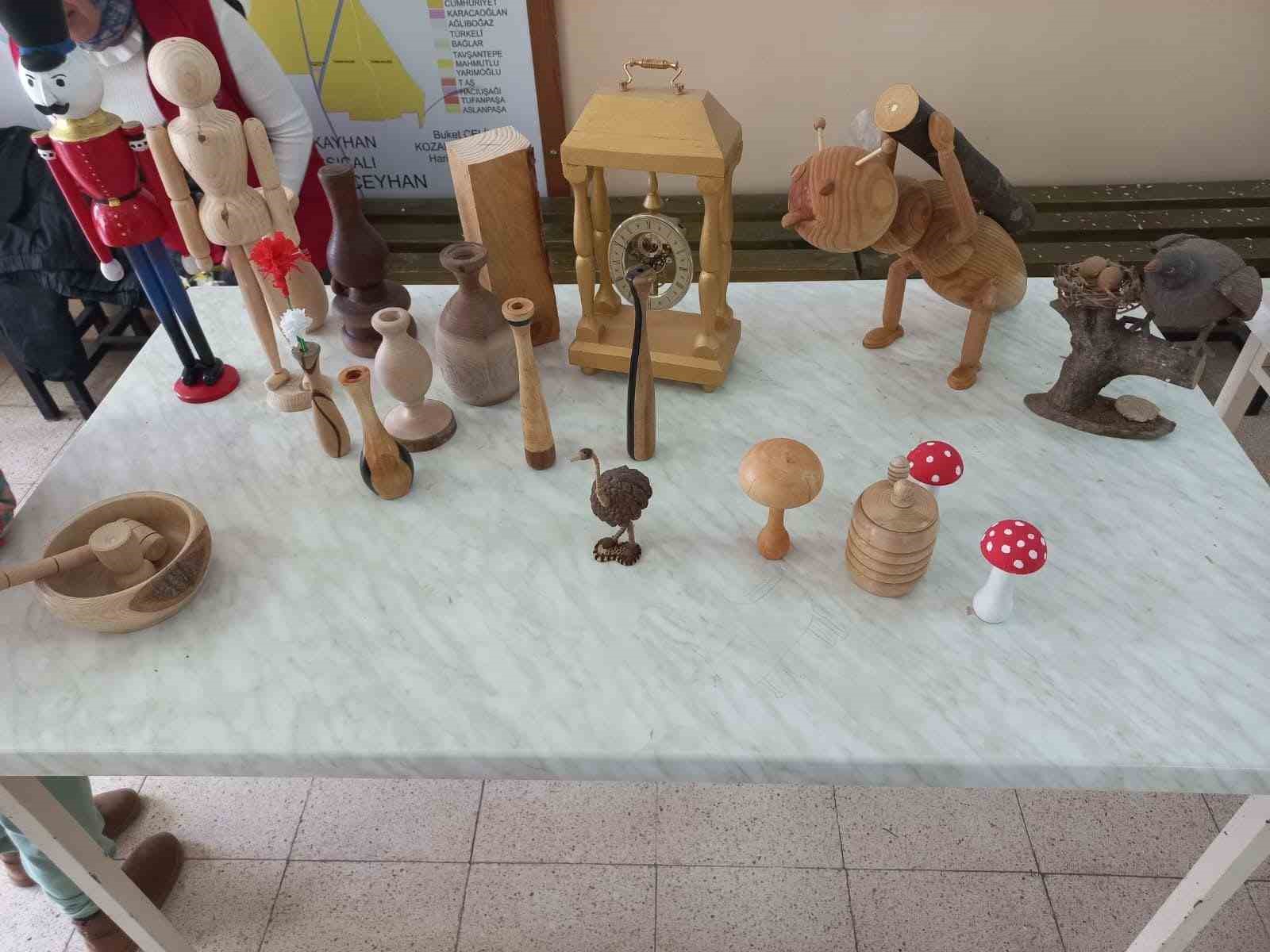 Kozan’da üniversite öğrencilerinin ahşap sanatı mesaisi