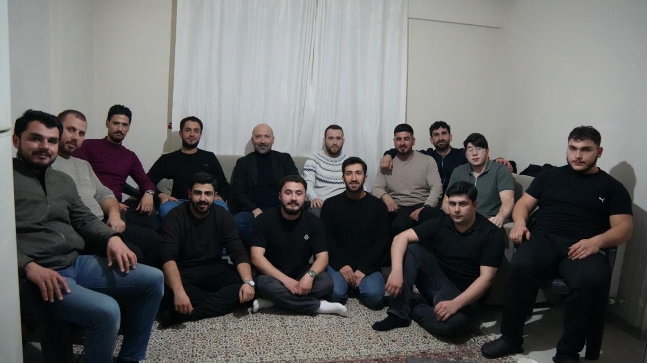 Başkan Arıkan sahurda gençlerle buluştu, kendi elleriyle menemen yaptı