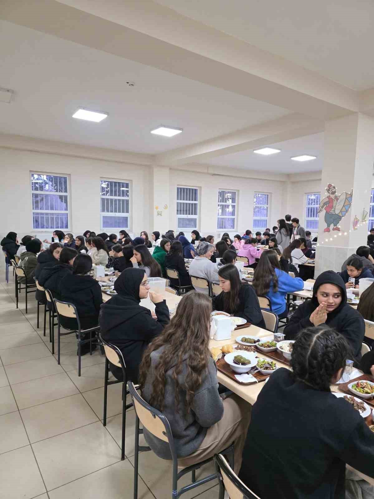 Kaymakam Algın, öğrencilerle iftar programına katıldı