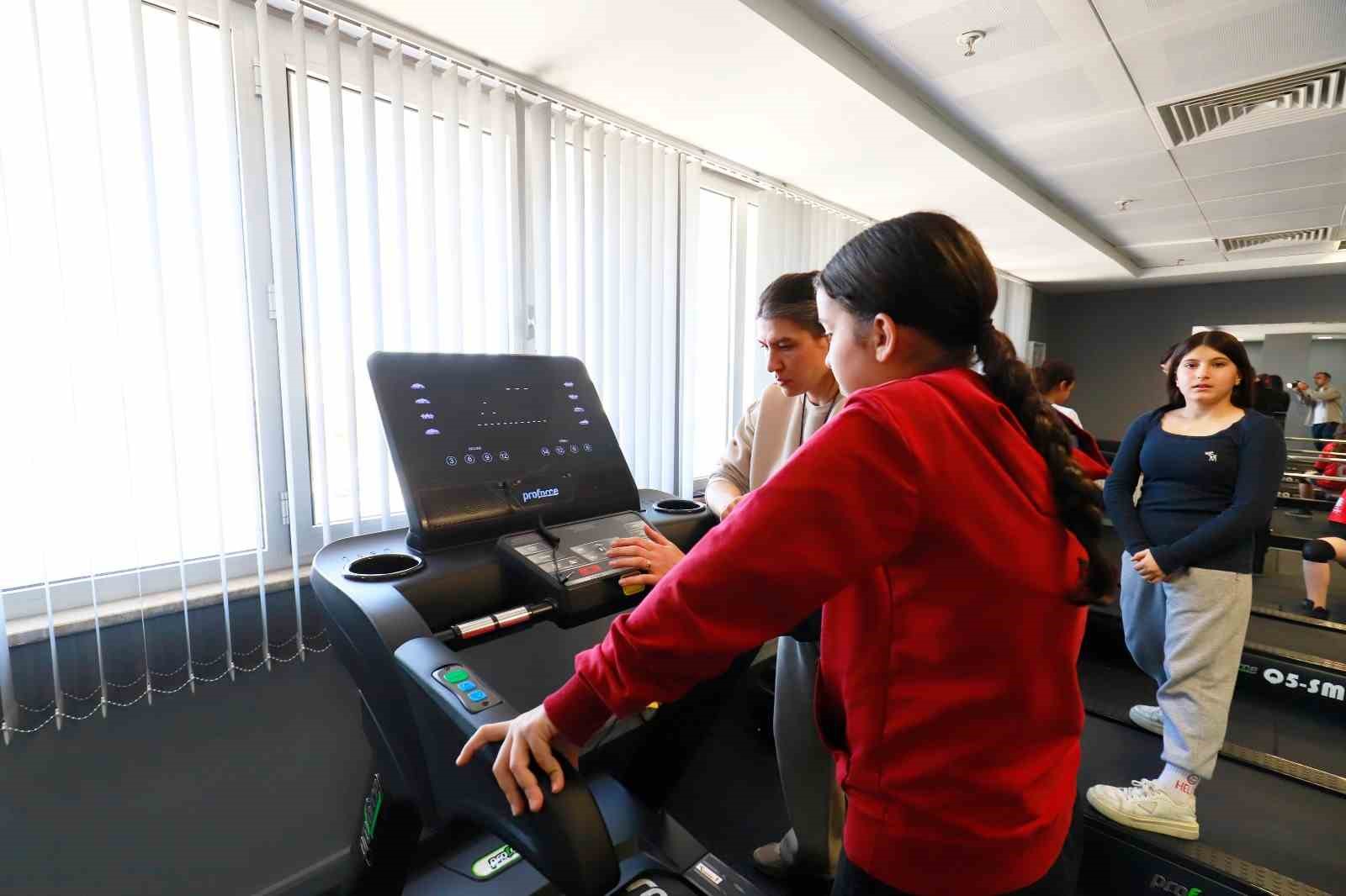 Sporcuların faydalandığı salon yeni ekipmanlarla donatıldı