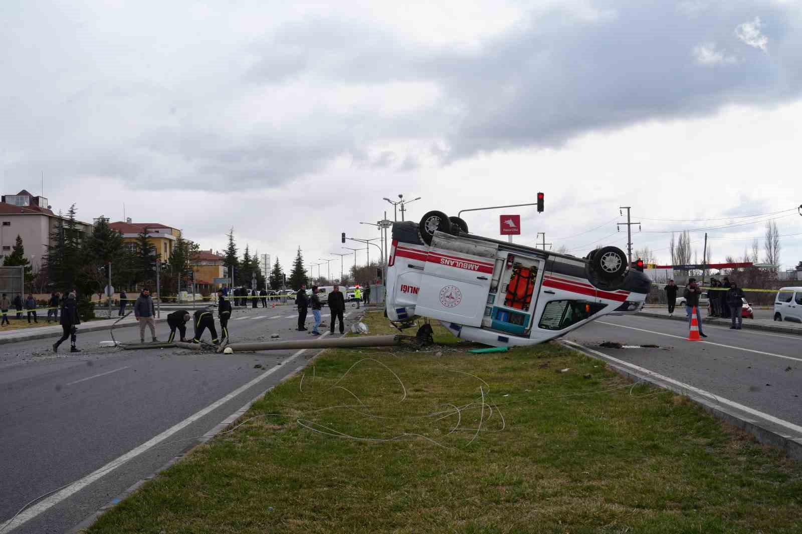 Ambulansla hafif ticari araç çarpıştı: 3 sağlık görevlisi yaralandı