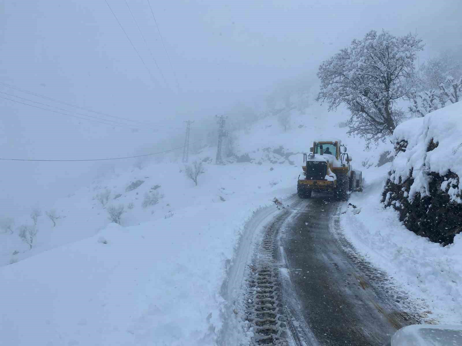 Batman’da 115 yerleşim yerinin yolu kardan kapandı