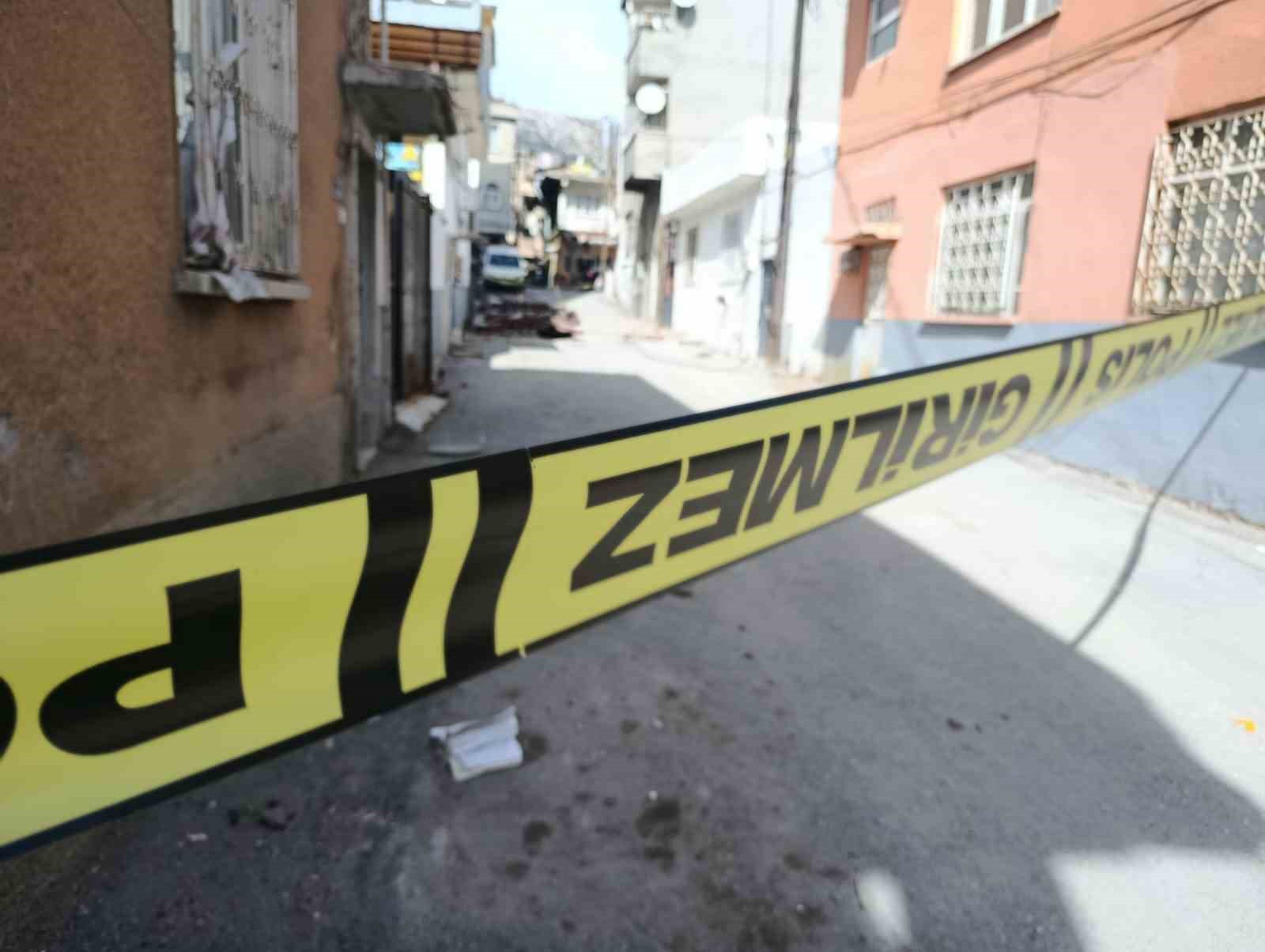 Kahramanmaraş’ta fırtına çatıları uçurdu