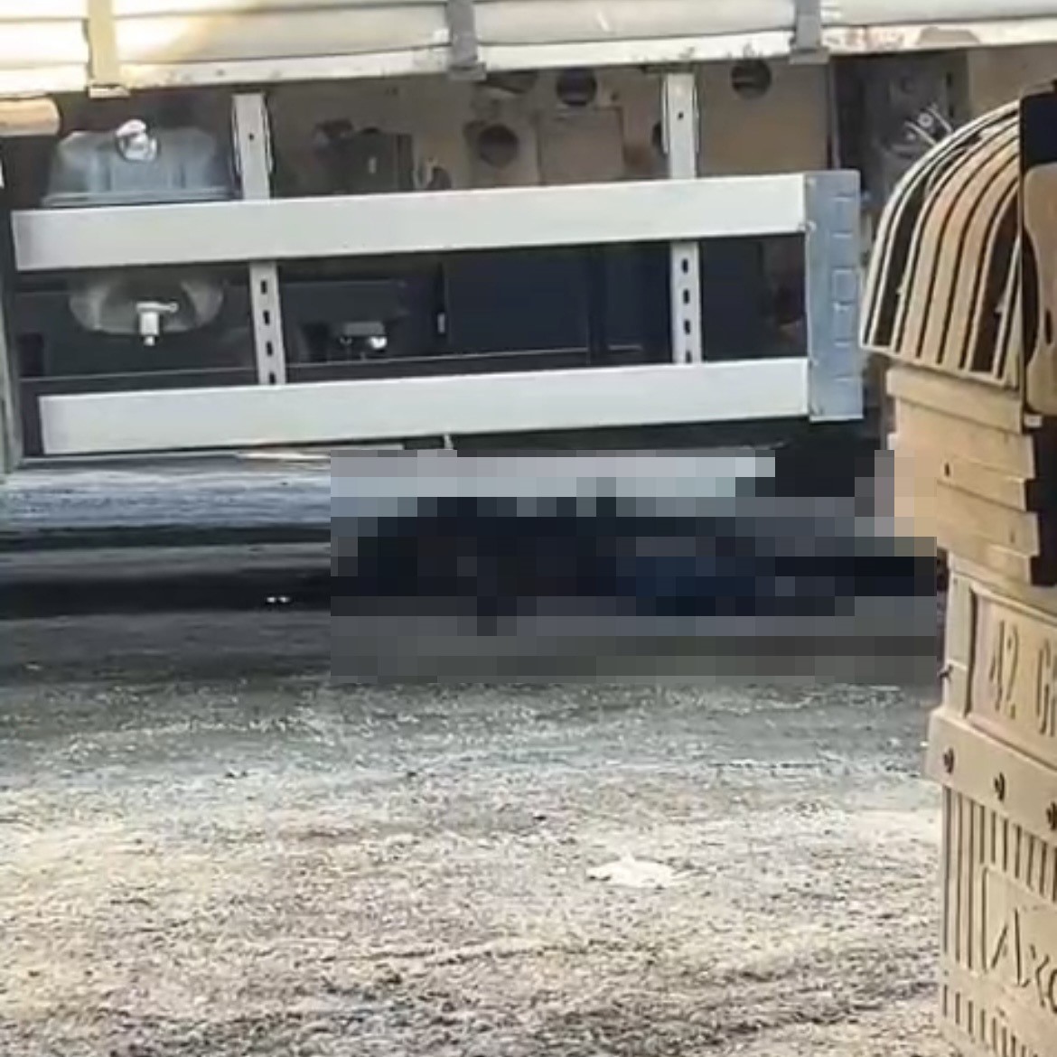 İzmir’de geri manevra yapan tırın altında kalan şoför hayatını kaybetti