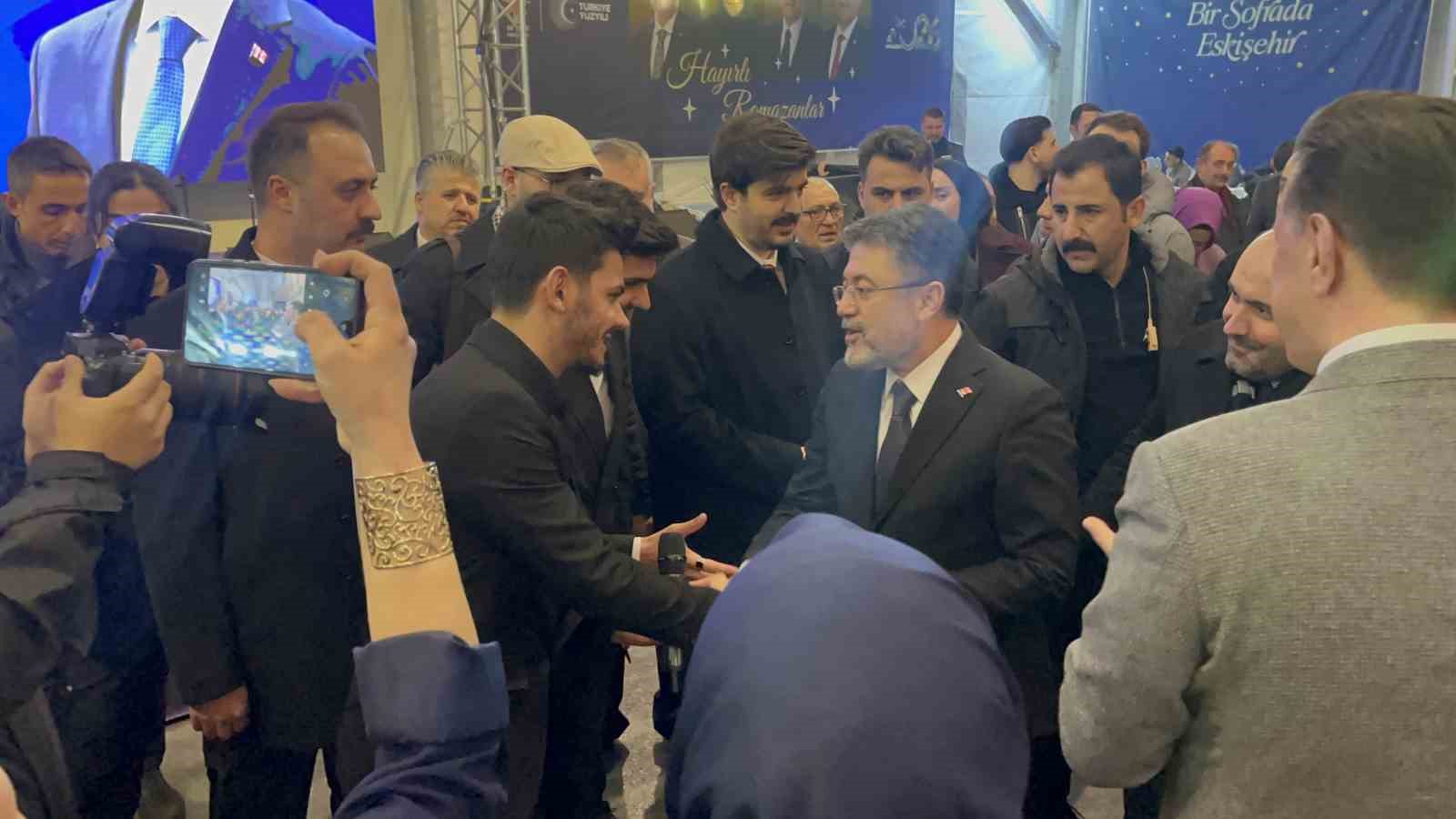 Bakan Yumaklı, gençlerle birlikte 