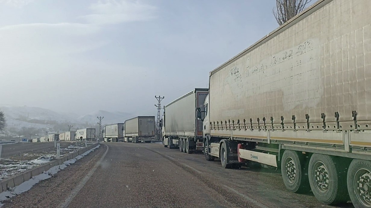 Sivas’ta tipi ulaşımı aksattı, kilometrelerce tır kuyrukları oluştu