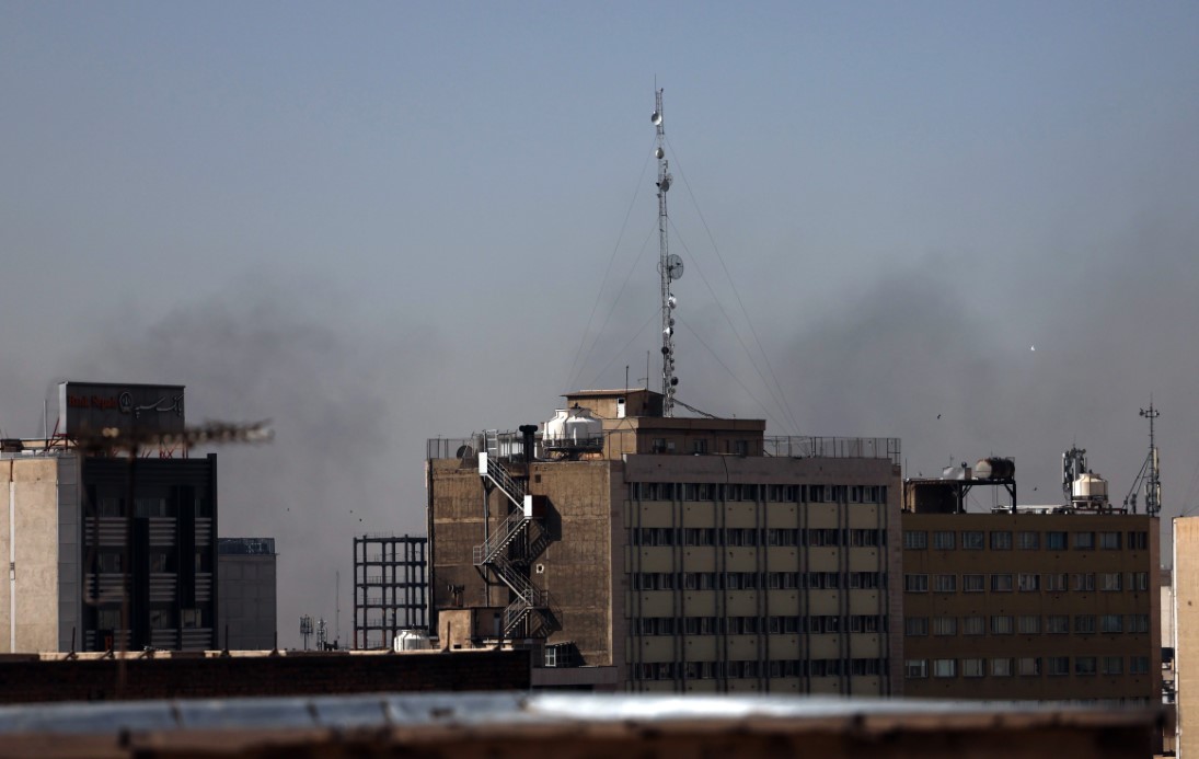 İsrail İran'a saldırı başlattı! Peş peşe patlama sesleri duyuldu