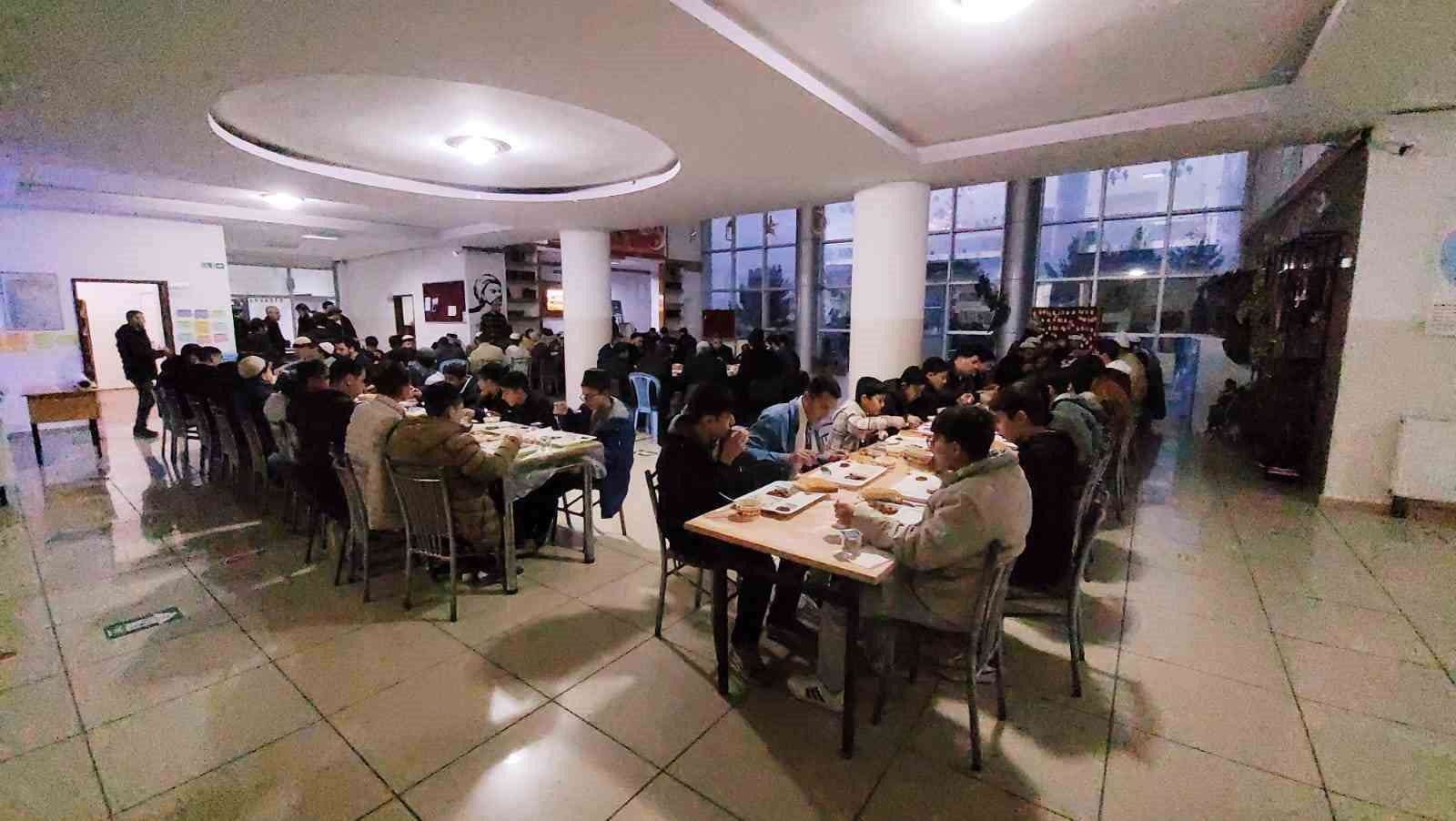 Şehit Özkan Özendi Anadolu İmam Hatip Lisesi’nden açık öğretim öğrencilerine iftar