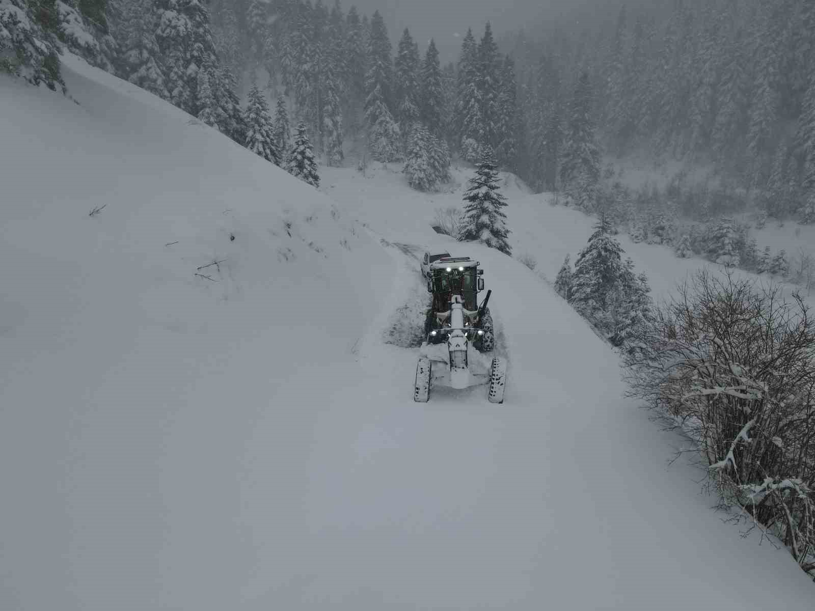 Kastamonu’da köy yollarında karla mücadelesi yeniden başladı