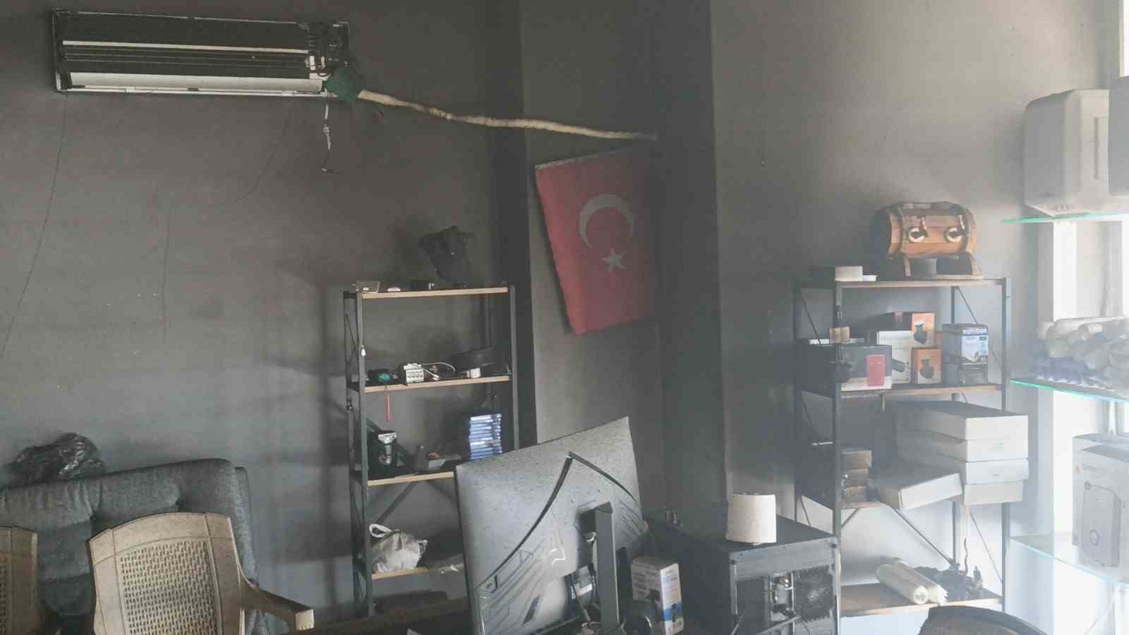 Manavgat’ta işyeri yangını ucuz atlatıldı