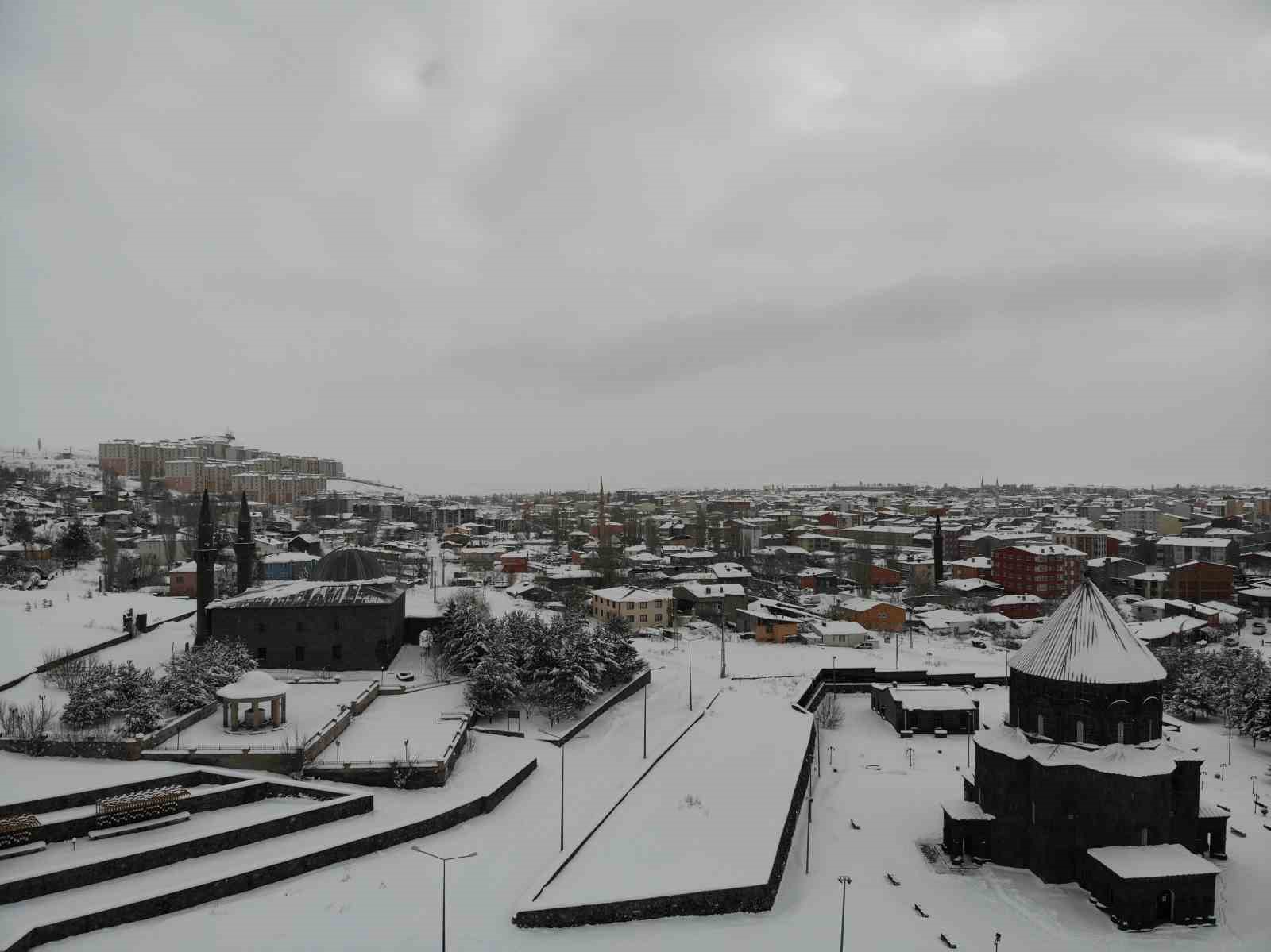 Kars beyaza hapsoldu: Yarım asırlık kar rekoru kırıldı