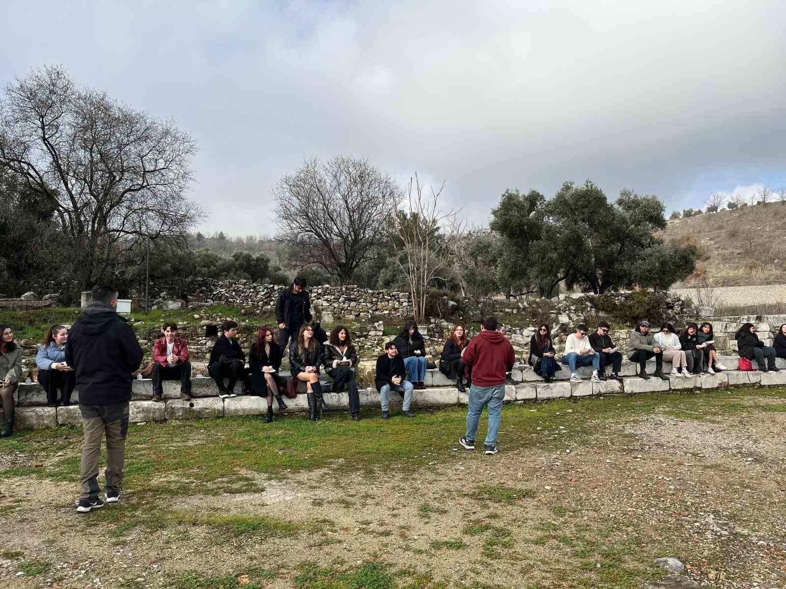 Genç eller geçmişin izlerini seramik ile şekillendirdi