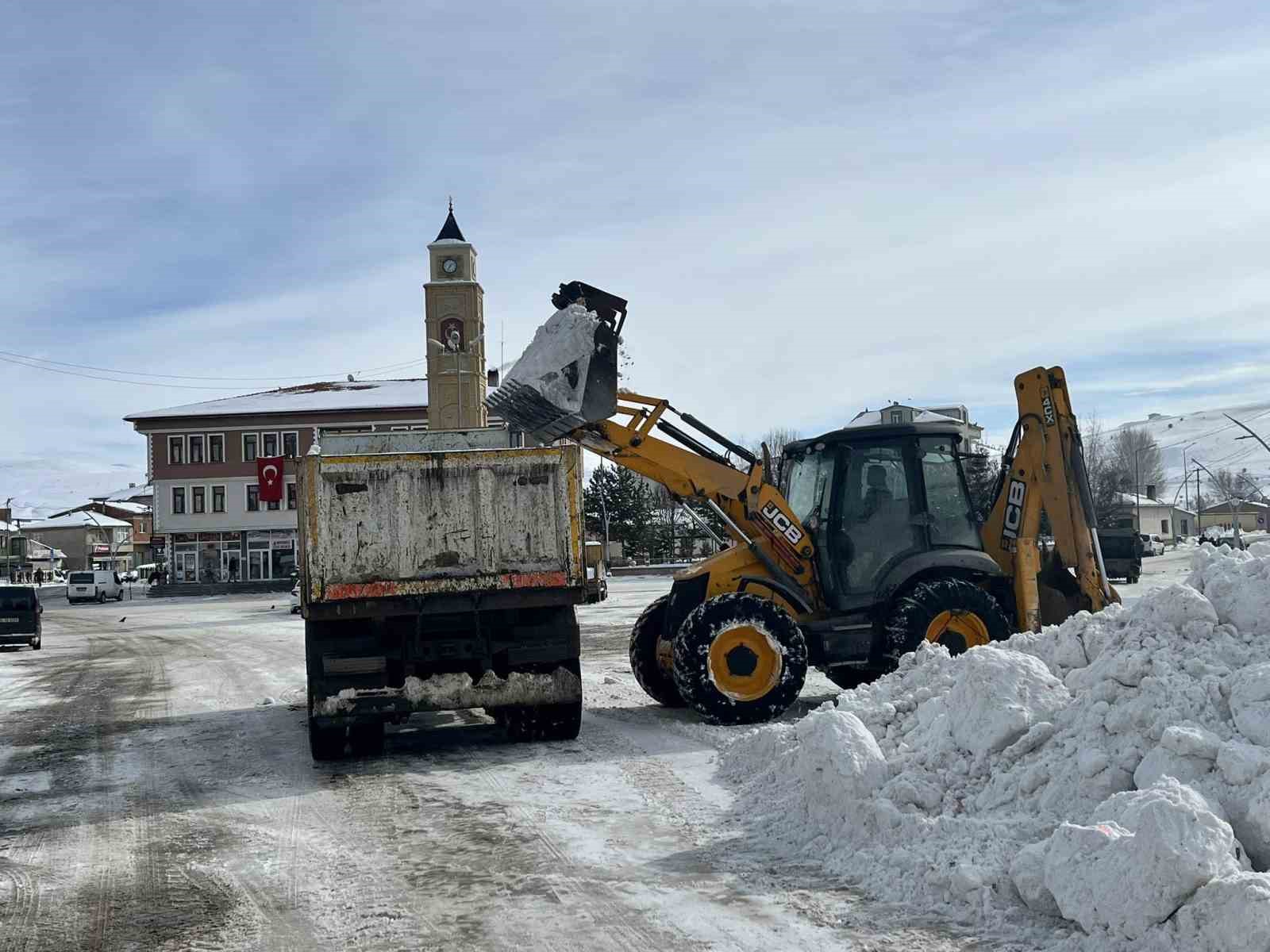 Bayburt’un ilçe ve beldelerinde kar mesaisi devam ediyor