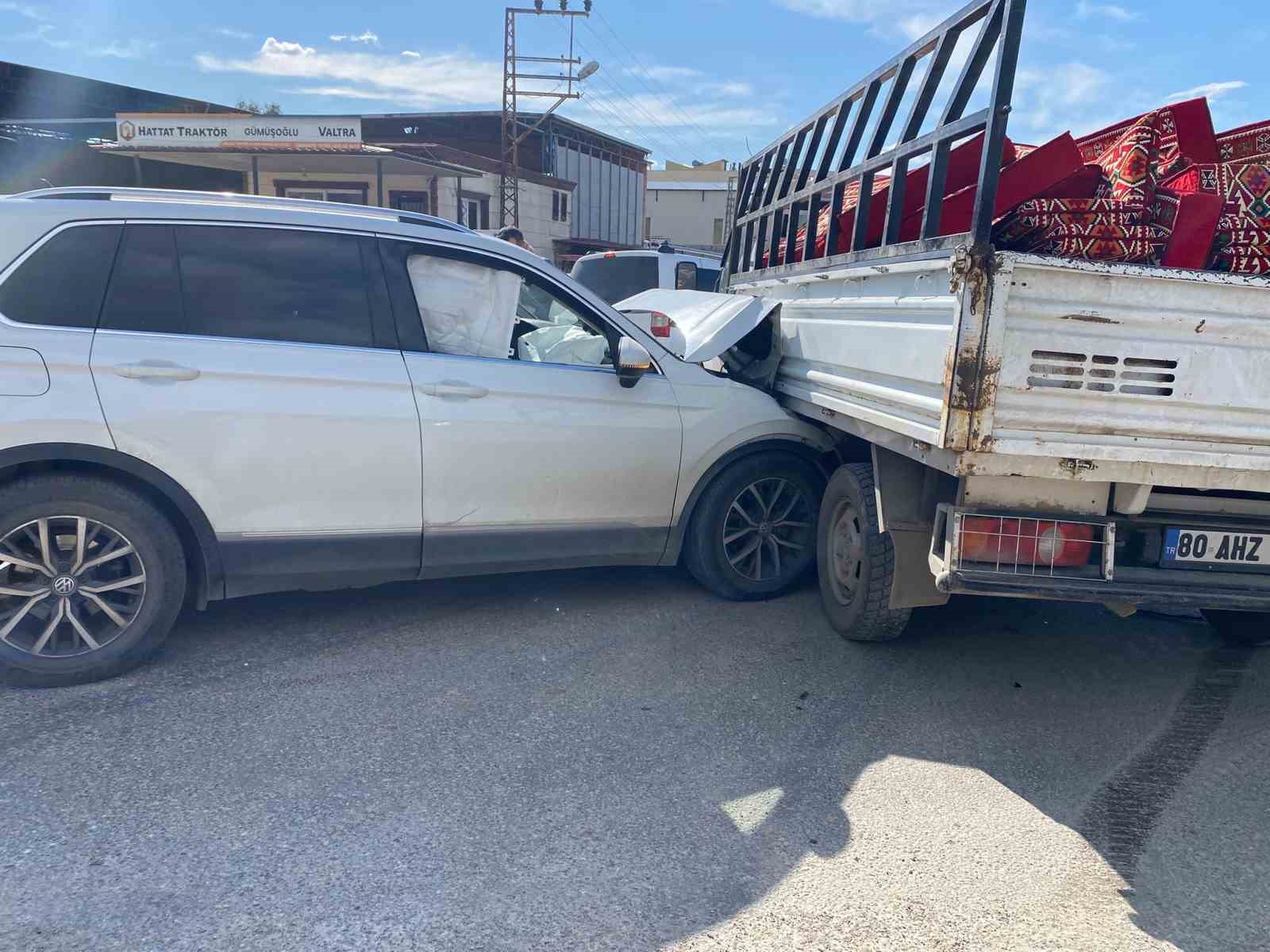 Osmaniye’de otomobil ile pikap çarpıştı 2 yaralı