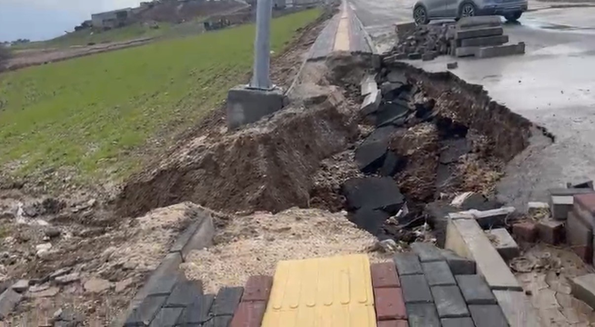 Silvan’da yağışlar nedeniyle yol ve kaldırım çöktü