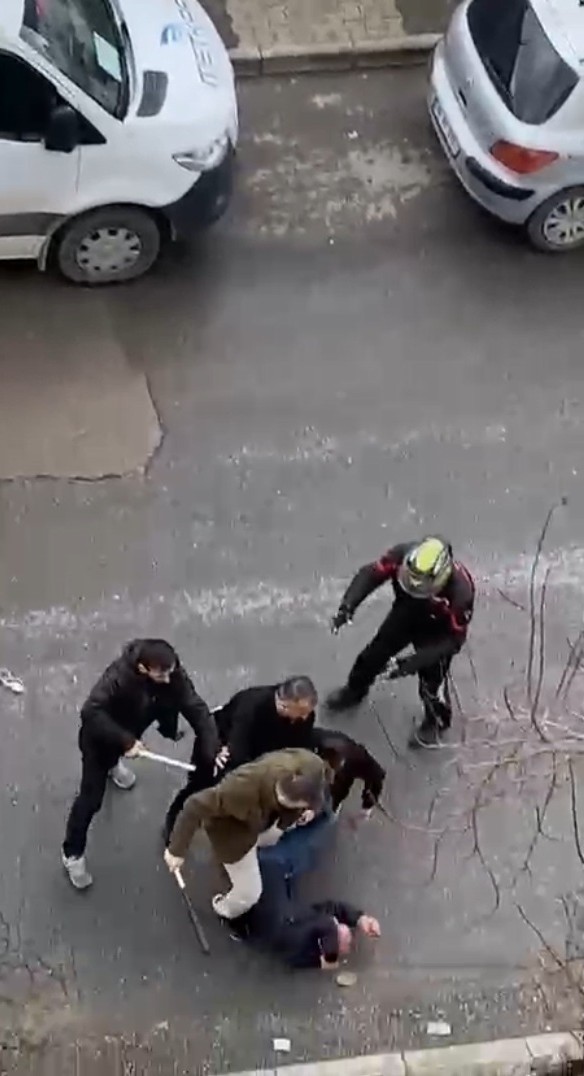 Ataşehir’de yol verme tartışması sopalı kavgaya dönüştü