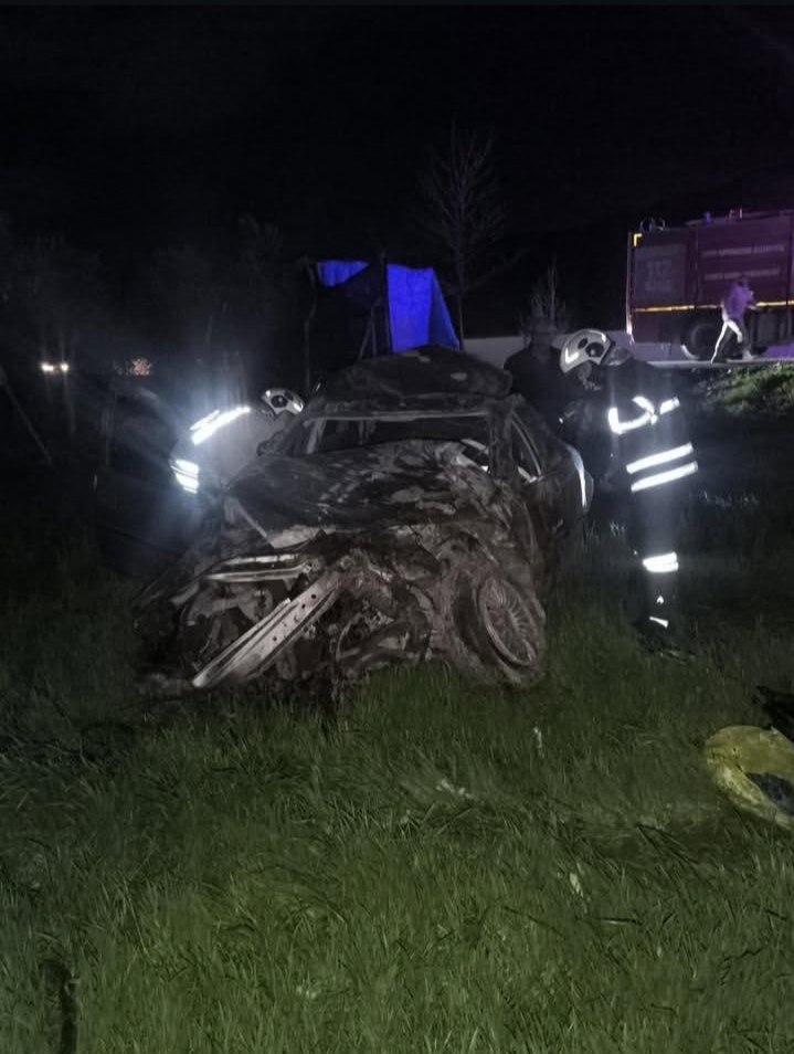Kırıkhan’da hurdaya dönen otomobilin sürücüsü yaralandı