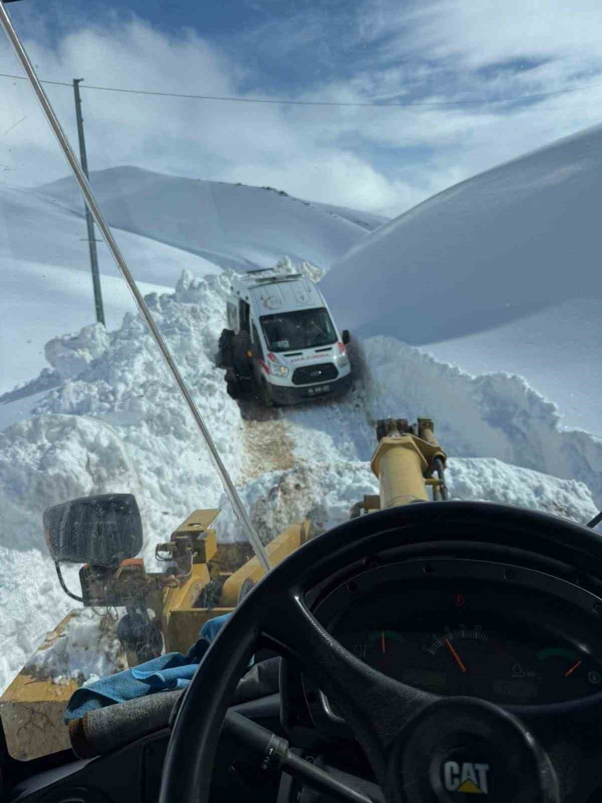 Ağrı’da 2 metrelik karda zamanla yarış: Mahsur kalan hasta kurtarıldı