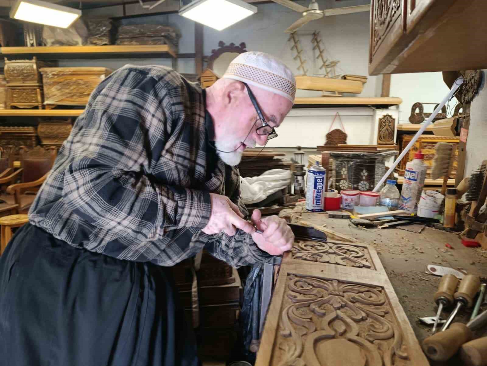 49 yıldır oymacı sandık ustalığı yapıyor