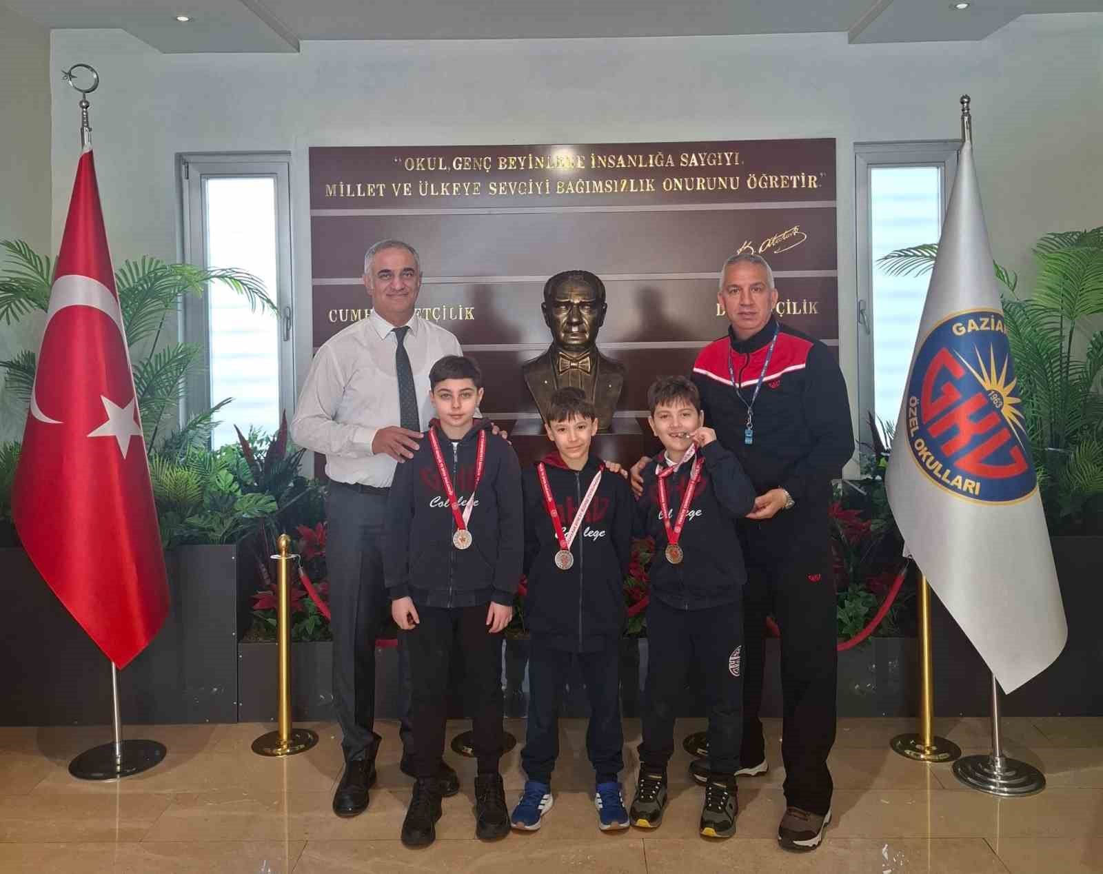 Paletli Yüzme Şampiyonasına GKV Özel Okulları damgası