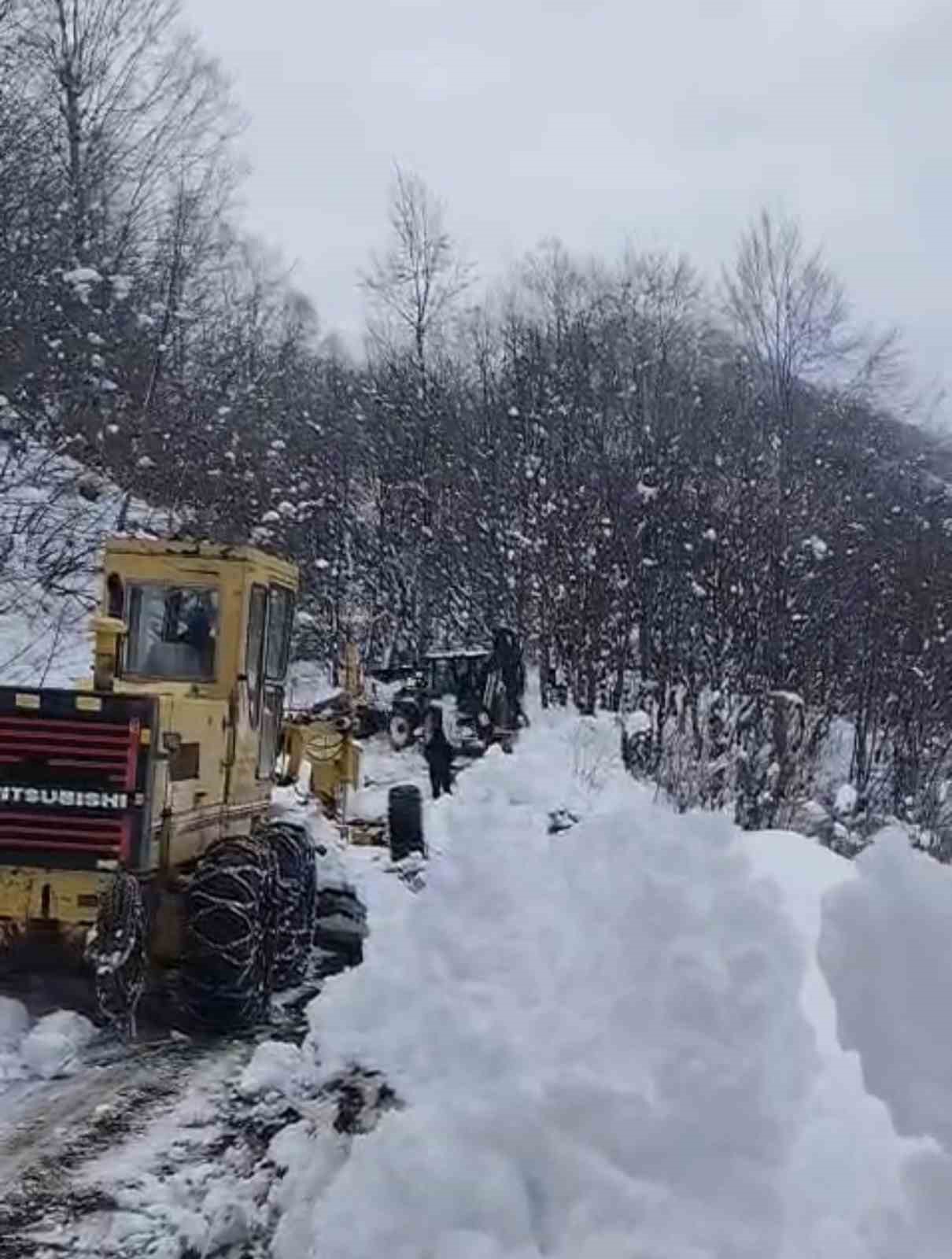 Erbaa’da kapanan köy yolu ekiplerin çalışmasıyla açıldı