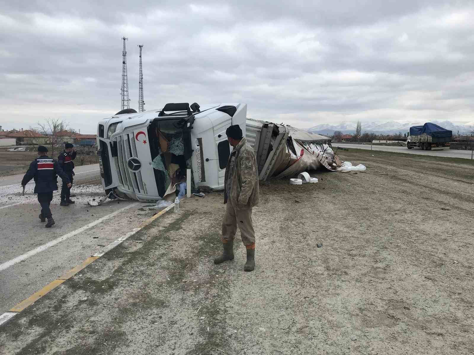 Konya’da iplik yüklü tır devrildi: 1 yaralı