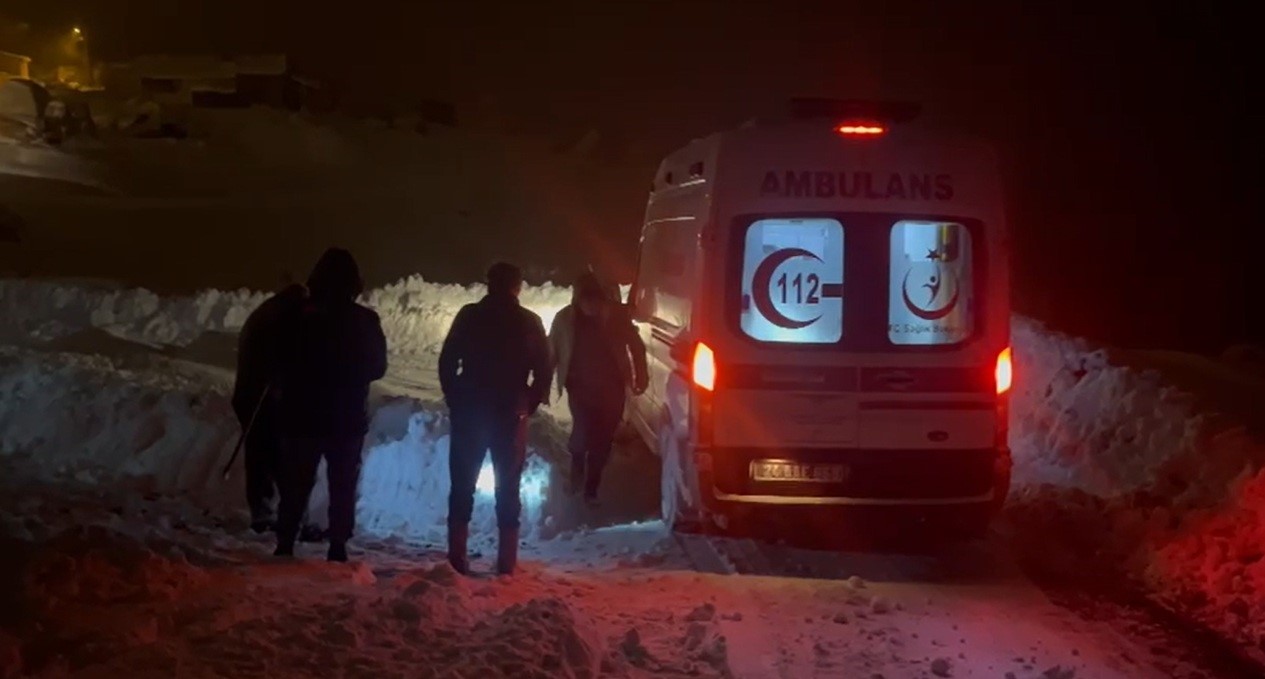 Erzincan’da kardan kapanan köy yolunda zamanla yarış