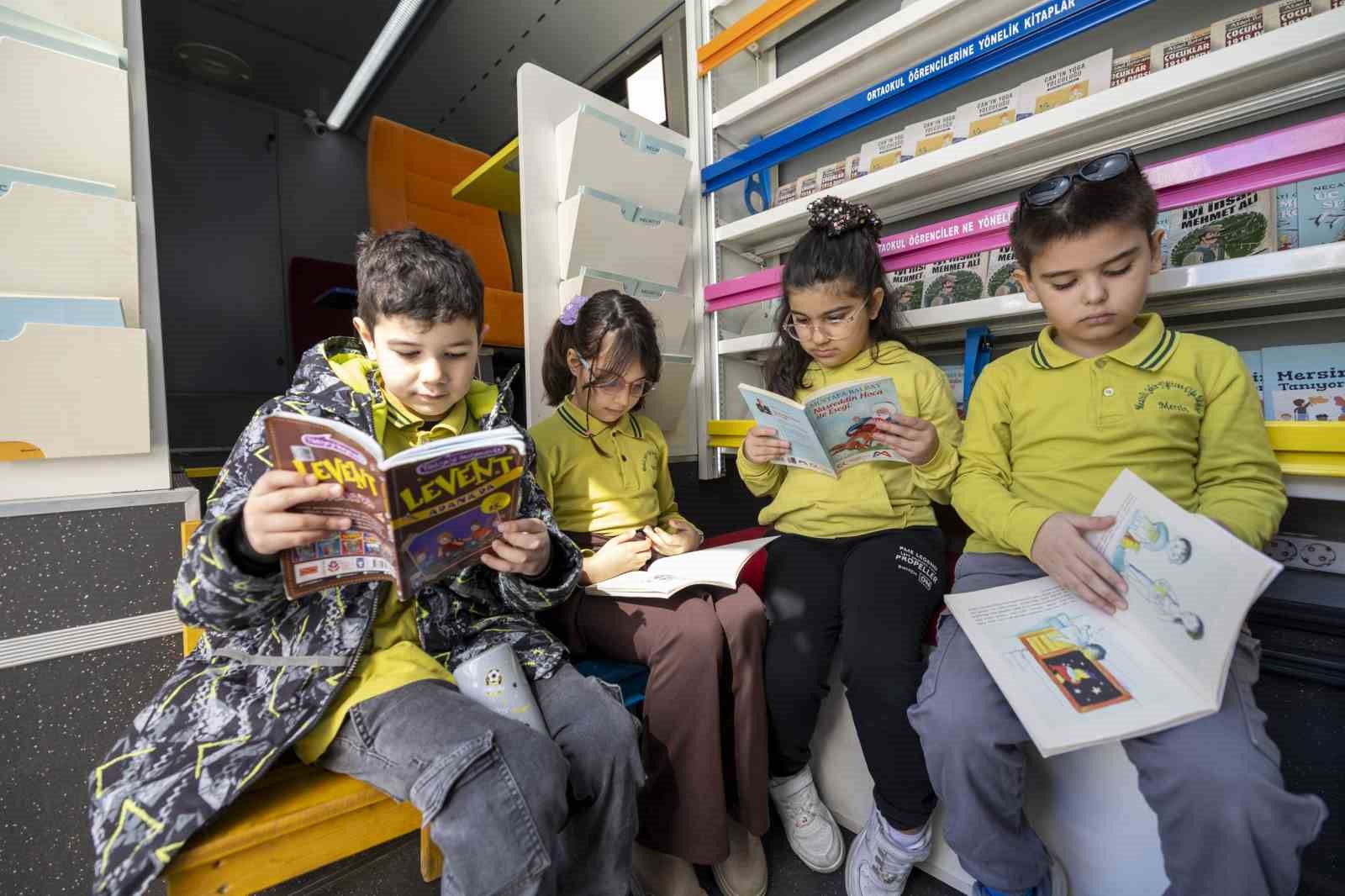 Mersin’de çocuklar tiyatro ve Kitobüs ile buluştu