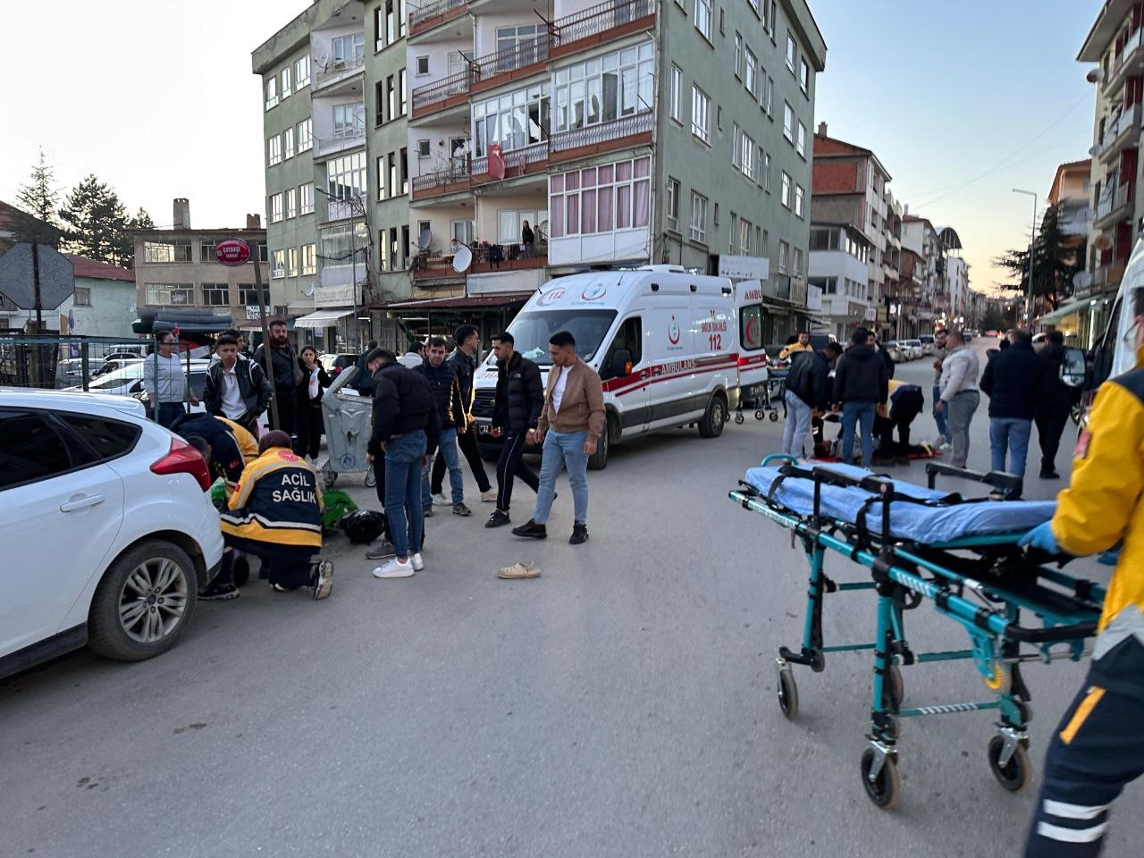 Isparta’da aydınlatma direğine çarpan motosikletteki 2 kişi yaralandı