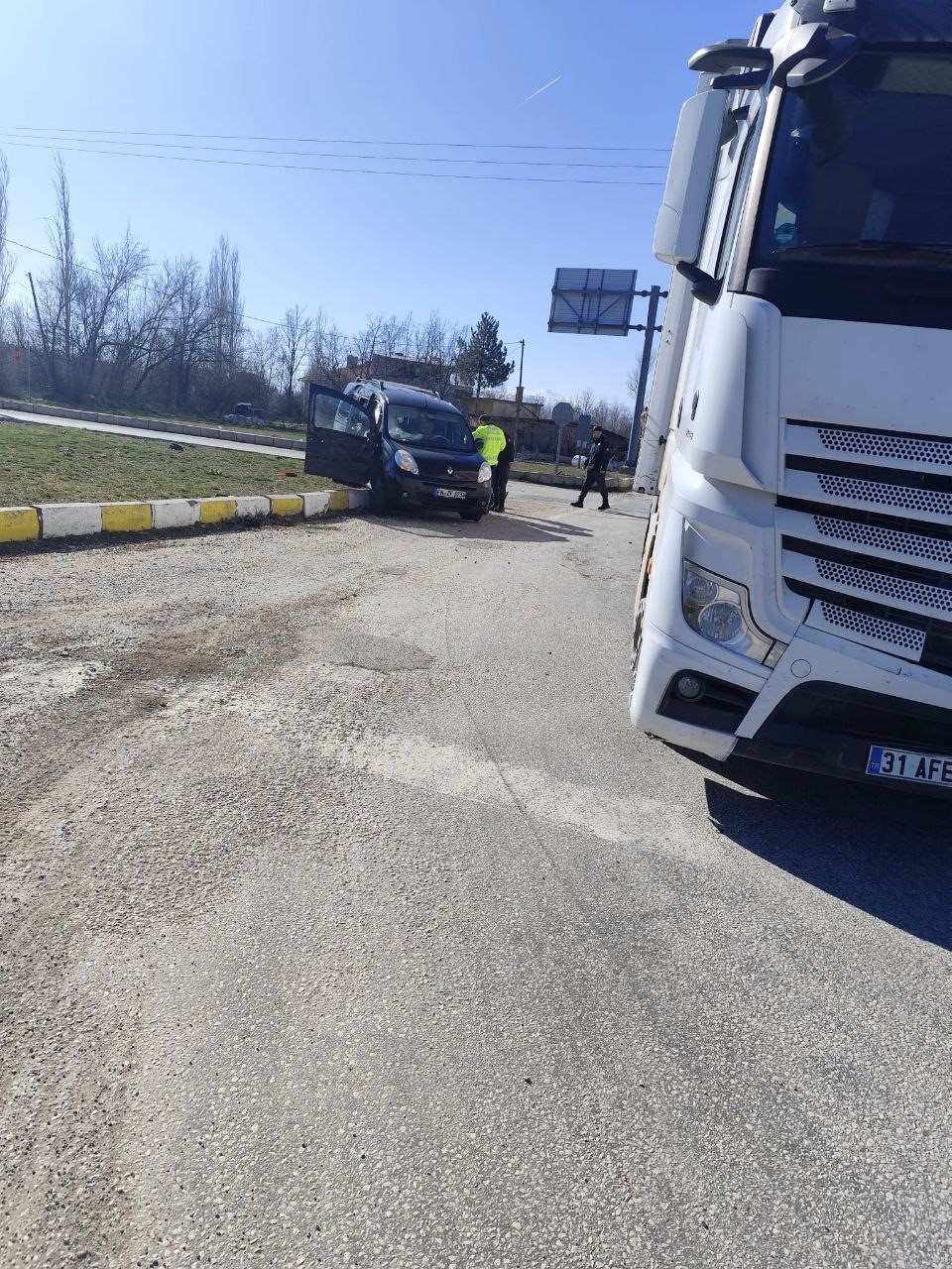 Isparta’da tır ile otomobil çarpıştı: 2 yaralı