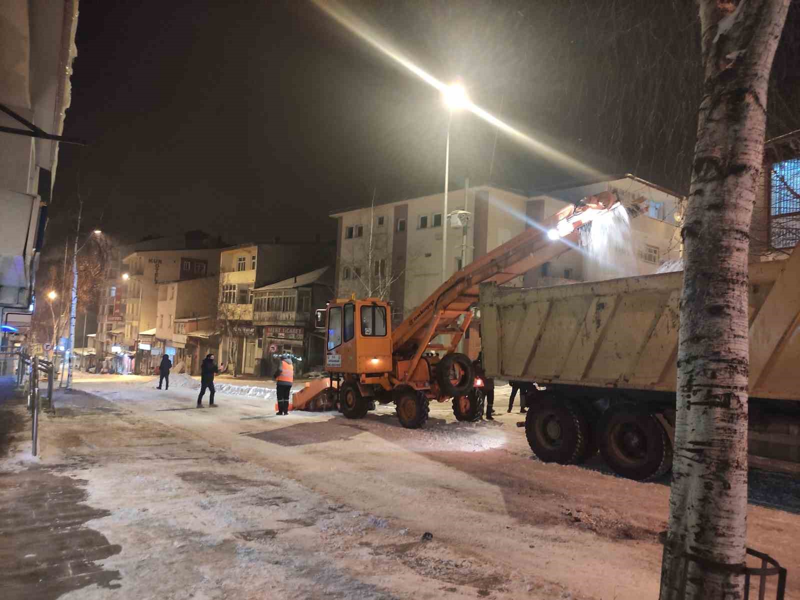 Ardahan Belediyesi karla mücadelesini sürdürüyor
