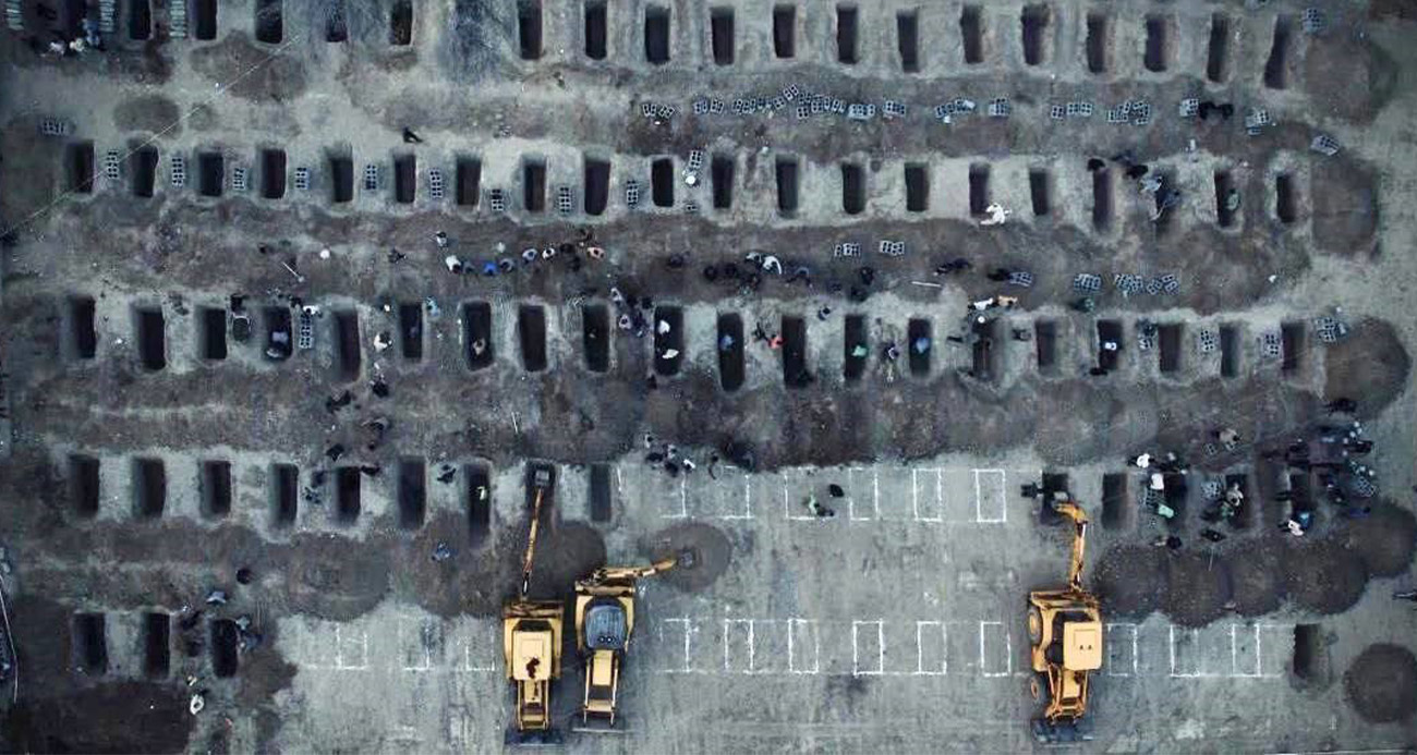 Arakçi ilkokula düzenlenen saldırıda ölen çocuklar için kazılan mezarları paylaştı