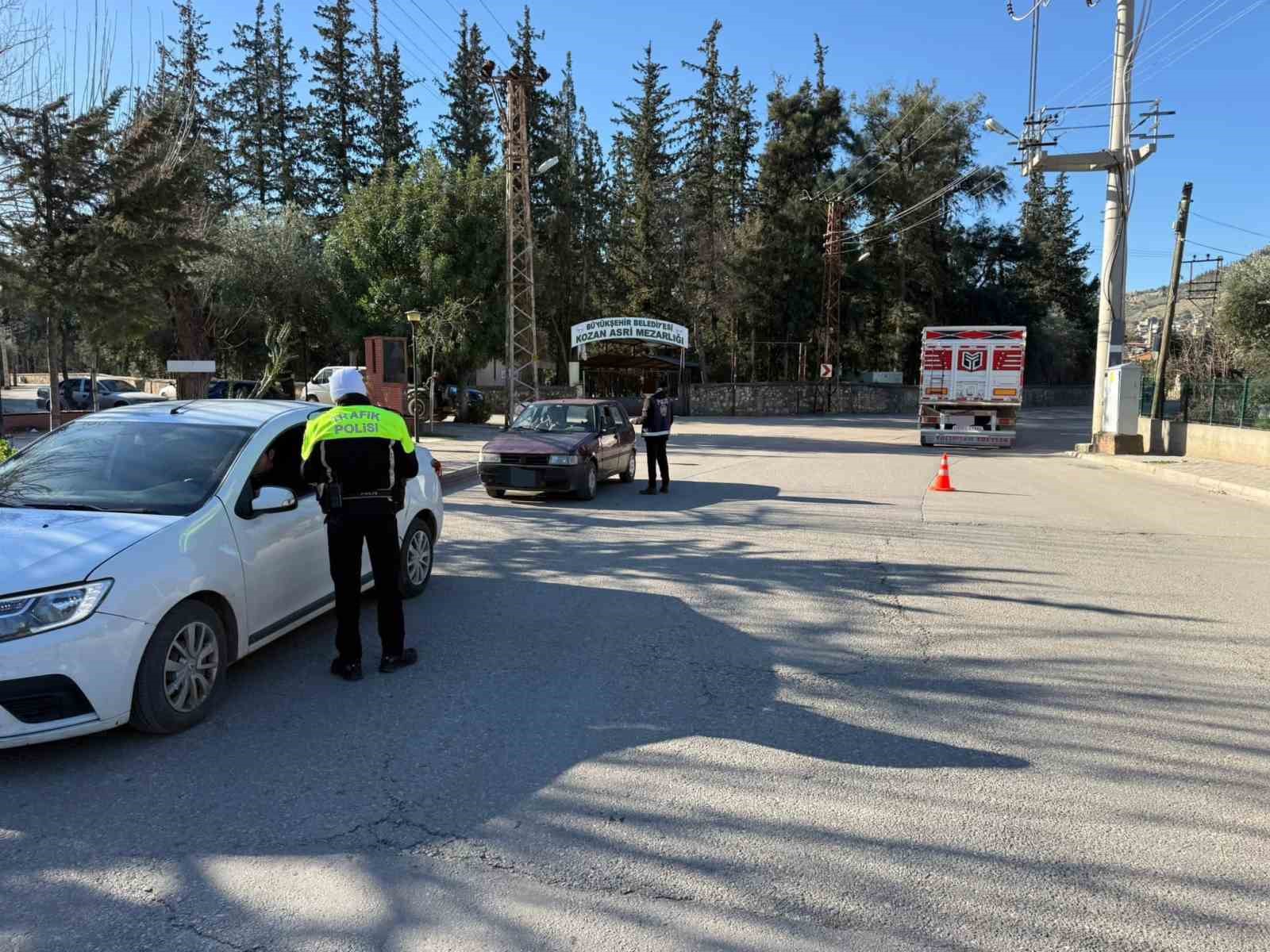 Kozan’da 10 araç ve 4 motosiklet trafikten men edildi