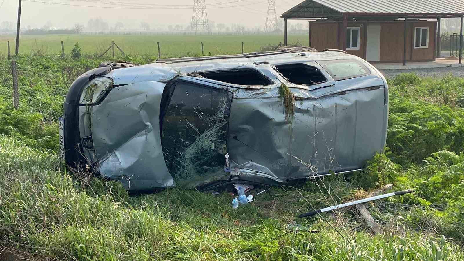 Kontrolden çıkan hafif ticari araç takla attı, sürücü yaralandı
