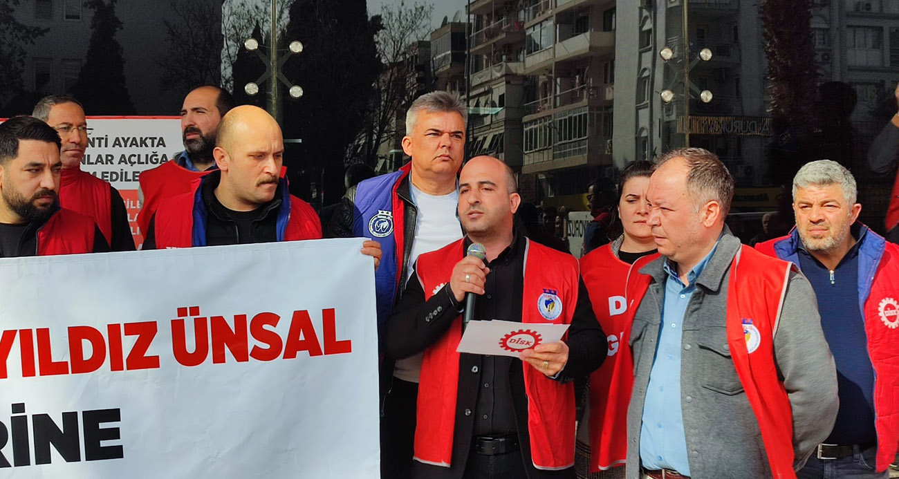 Karşıyaka’da 7 aydır maaş alamayan işçiler belediye kapısında