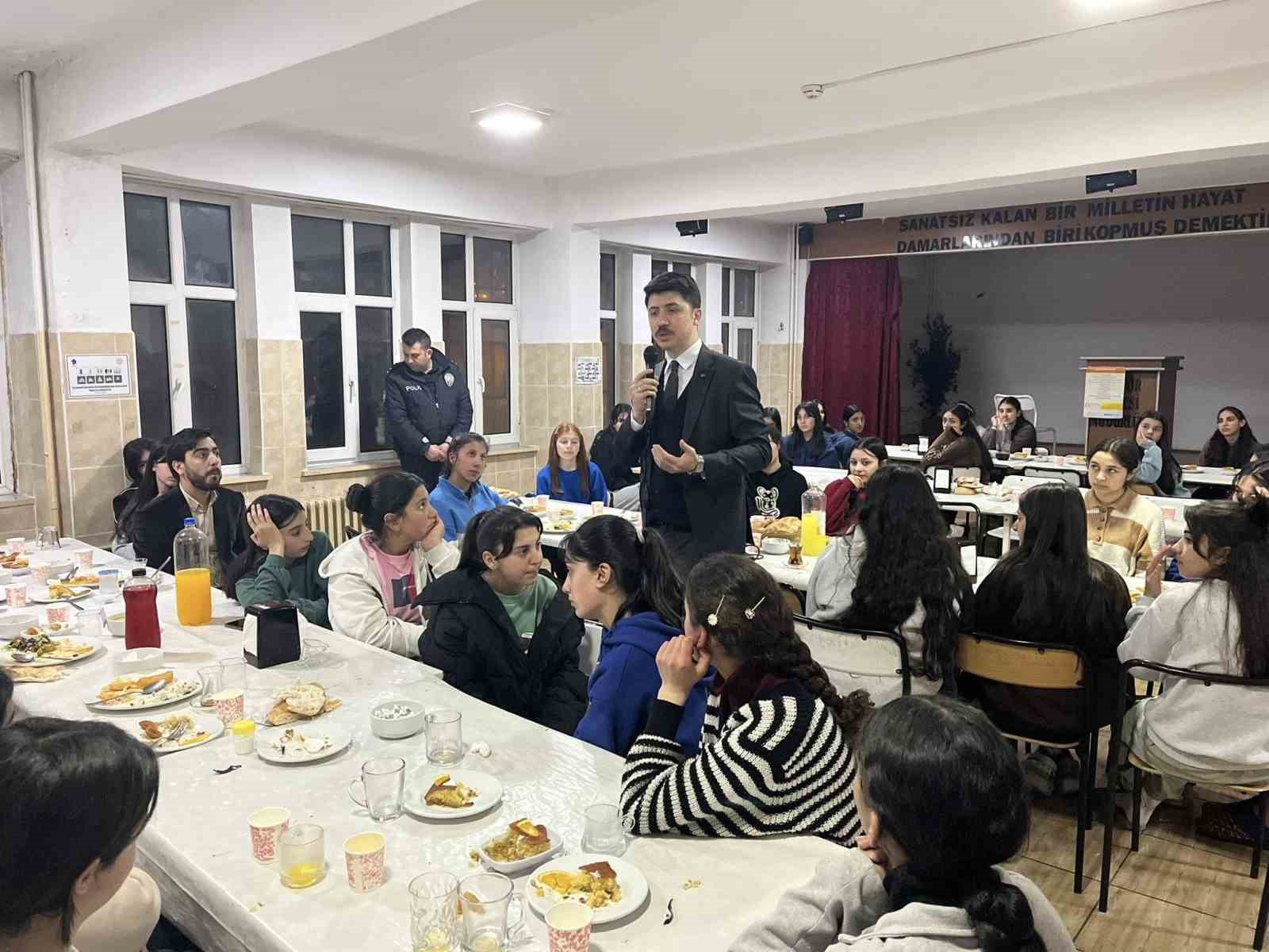 Digor Kaymakamı Ahmed Tayyib Kahraman öğrencilerle iftar sofrasında buluştu