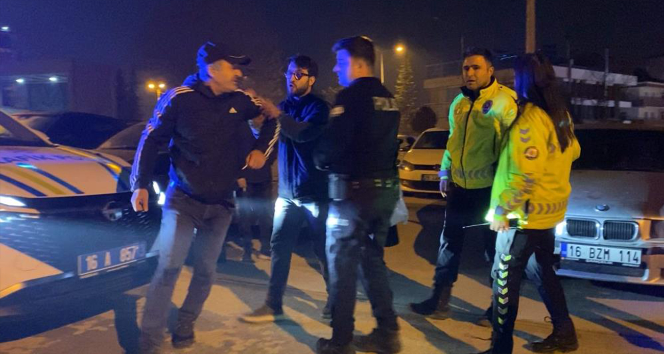 Babası kaputun üstünde oturup polise direndi… Araç trafikten men edildi