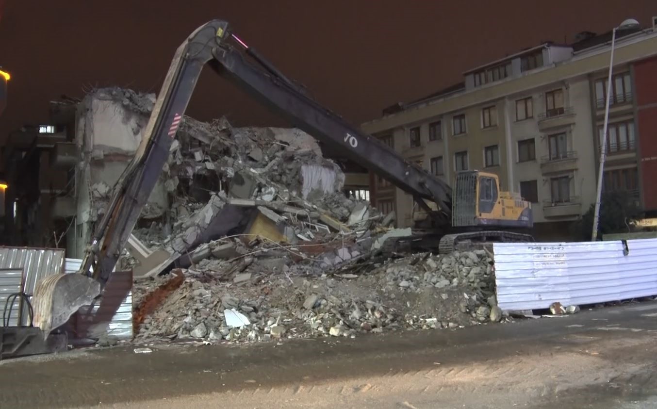 Avcılar’da kentsel dönüşüm kapsamında yapılan yıkım kontrolden çıktı, o anlar kamerada