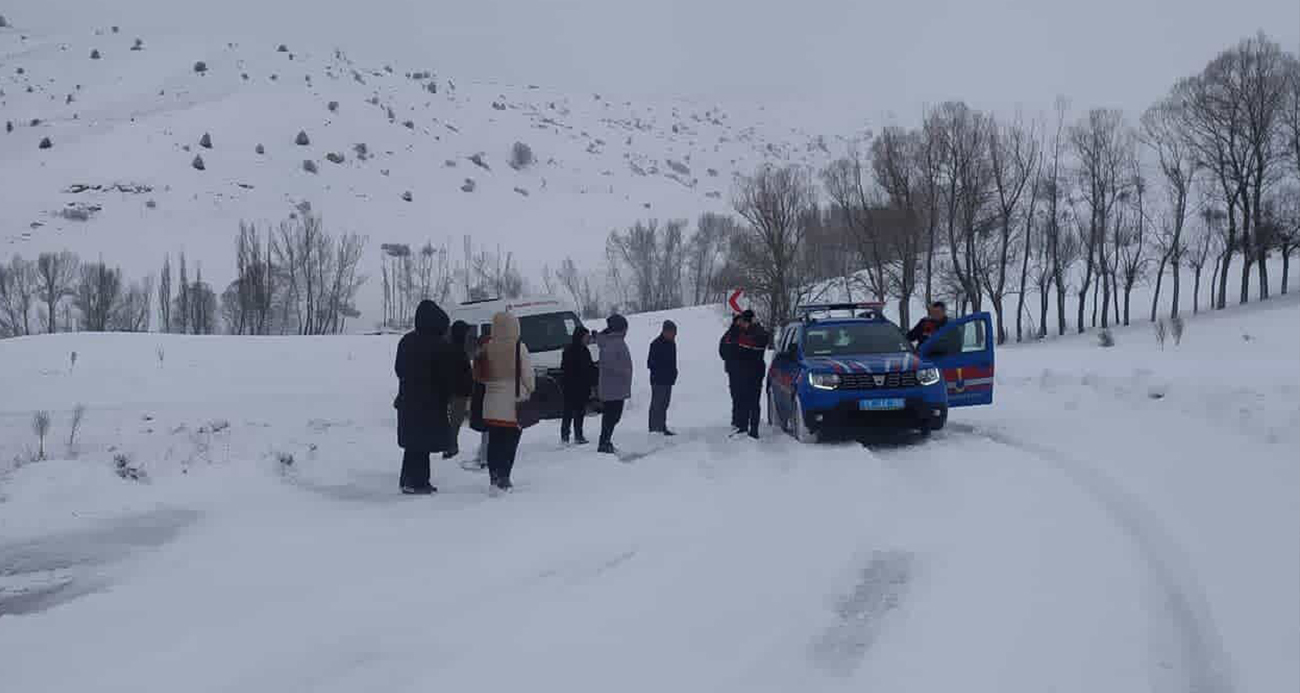 Kar yolları kapattı, öğretmenler yolda kaldı
