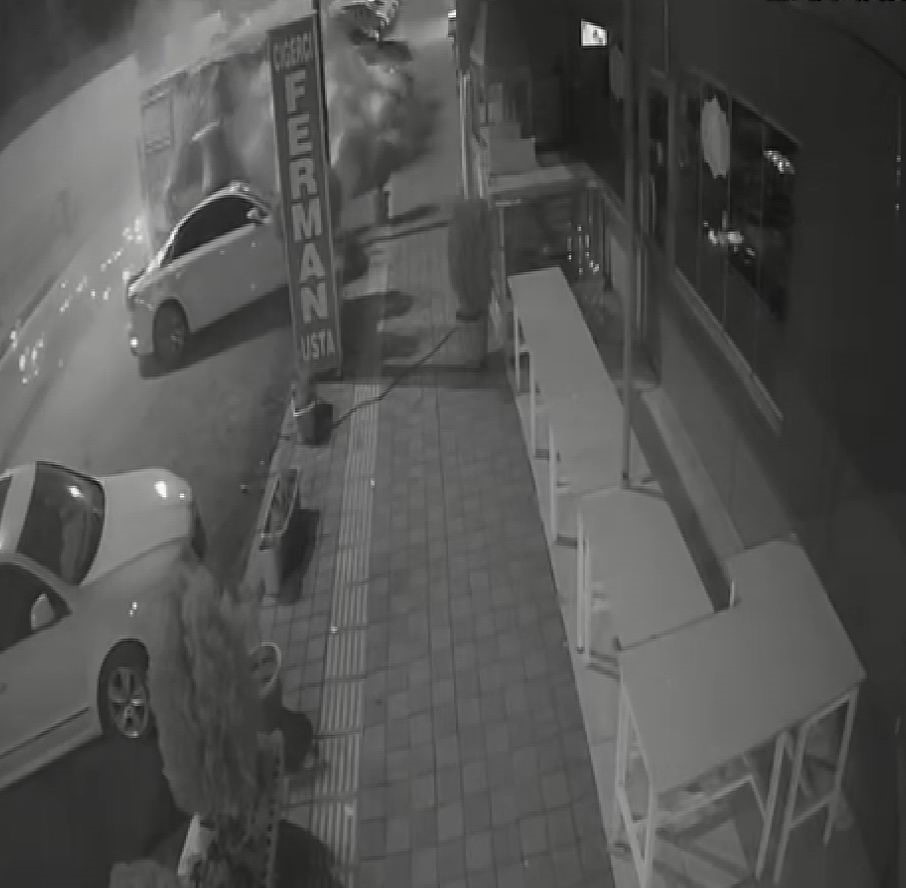 Diyarbakır’da devrilen tırın 7 araca çarpma anı kameraya yansıdı