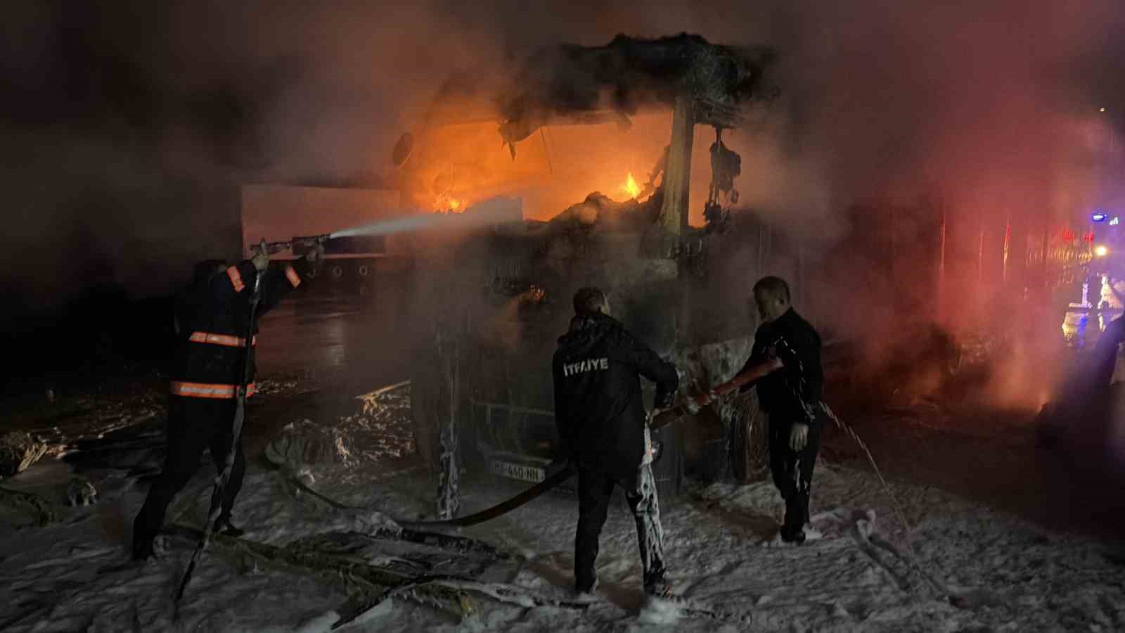 Hopa’da tır parkında yangın; 2 tır kullanılamaz hale geldi