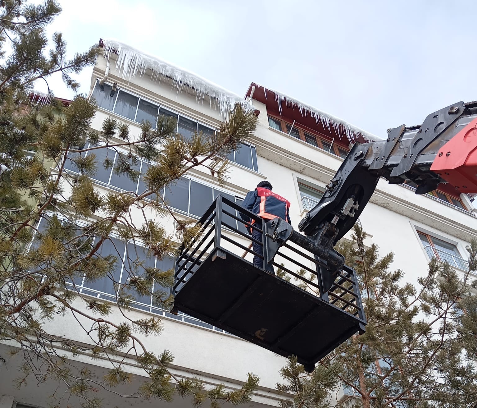 Bayburt’ta buz sarkıtları temizlendi