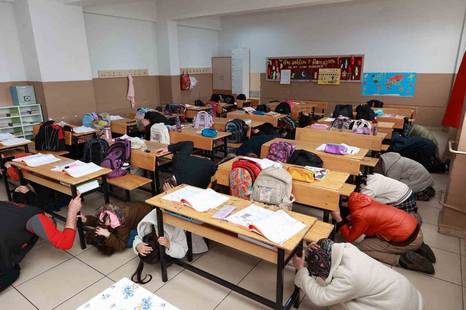 Bingöl’de öğrencilere deprem tatbikatı