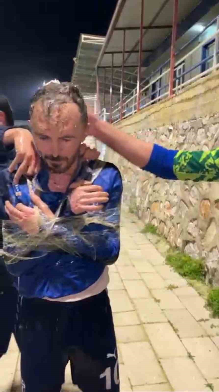 Takım arkadaşlarını koli bandıyla bağlayıp sirkeyle yıkadılar